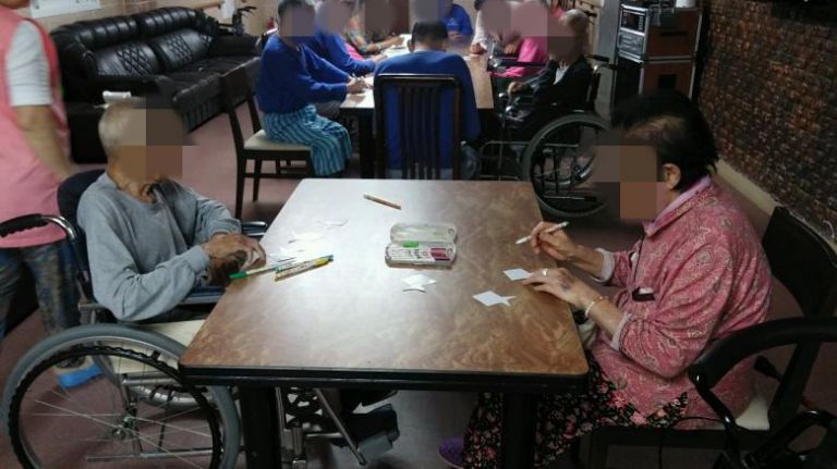 미술치료(물고기색칠하기)